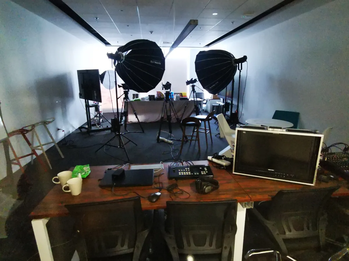 Standard China e-commerce live studio with two octagonal Nanlite softboxes, broadcast monitor, audio mixer and camera tripod for Tmall Global / Douyin live sessions.