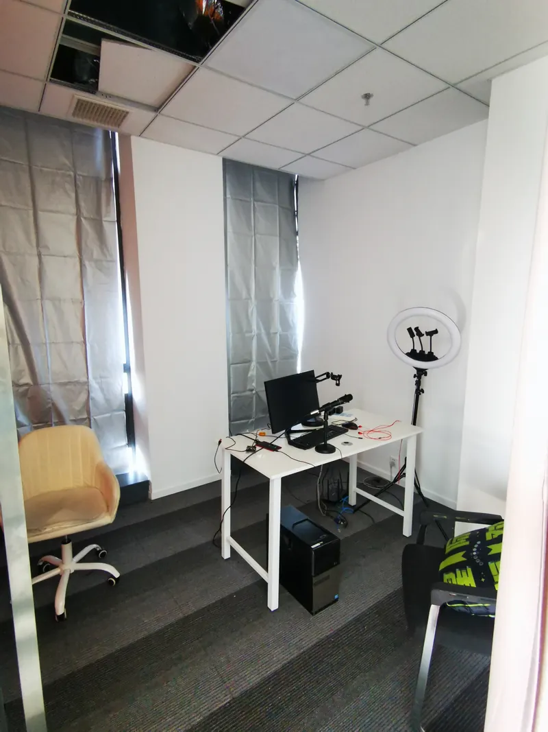Compact ring-light live-stream booth: single 18-inch LED ring, dual microphones, USB hub and curtain-backdrop for 1-host China live sessions.